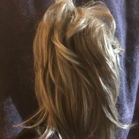 NEVER WORN. High quality, Blonde, synthetic wig - Picture 6 of 12